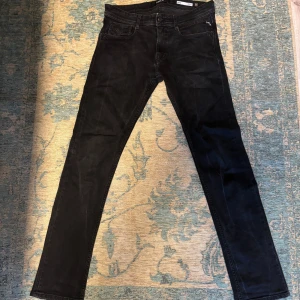 Svarta Replay Rocco jeans  - Svarta jeans från replay modellen rocco. Den har en slim straight passform och sitter bra. Inga skador och måtten är W30 L34 säljer pga att jag bytt stil 