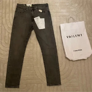 Levi’s jeans  - Riktigt feta gråa Levi’s jeans i storlek 33/32 som knappt är använda. Säljer dem då dem är lite stora i midjan. Jag köpte dem i November och har använt dem fåtal gånger. Inga defekter på dem. Kvitto finns samt påse från Carlings. Nypris 1319, mitt pris 800. Prislappar tyvärr inte kvar som på bilden, men lika fina! Om ni har några frågor eller funderingar är det bara att skriva🤗