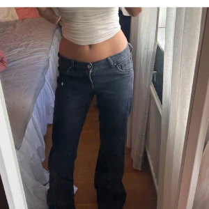 Low waist jeans H&M  - Snygga svarta jeans med rak passform och midwaist. Jeansen har klassisk femficksdesign och stängs med knapp och dragkedja. Perfekta till en enkel topp eller hoodie.