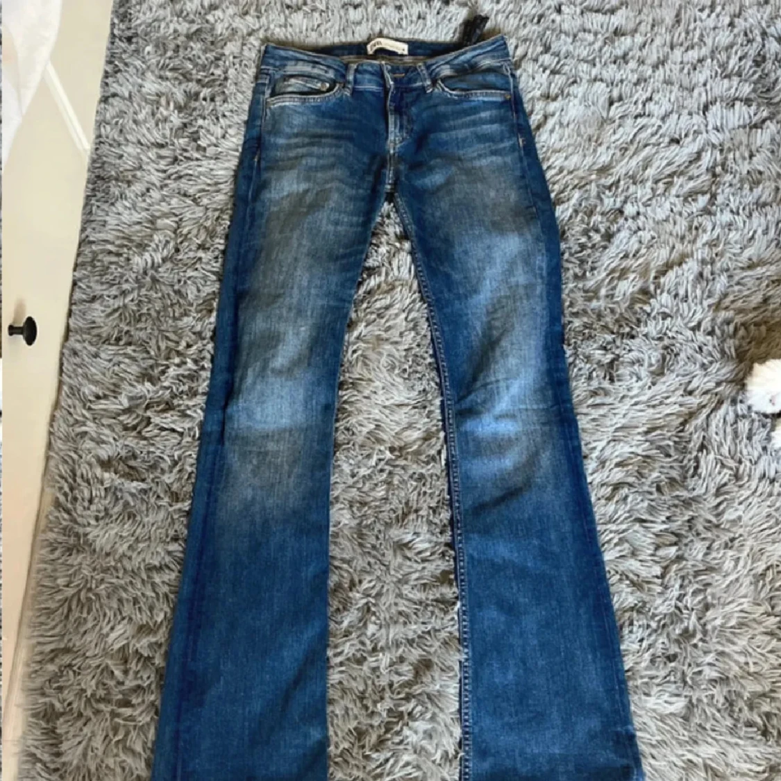 Blå bootcut jeans  - 1