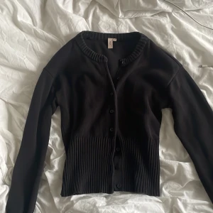Kort svart kofta - Väldigt bra skick endast använt fåtal gånger och materialet är bra! 