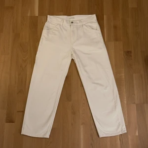 Vita raka jeans från Uniqlo Jeans - Snygga vita jeans från Uniqlo Jeans med rak passform och klassisk femficksdesign. Byxorna har normal midja och är tillverkade i bomullstyg som känns mjukt och skönt. Perfekta för dig som gillar en clean och stilren look.