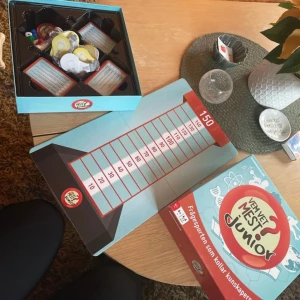 Vem vet mest? Junior - Roligt och lärorikt frågespel baserat på det populära TV-programmet. Perfekt för barn och familjer som gillar att testa sina kunskaper i olika ämnen! Komplett spel – alla delar finns med. Knappt använt, i mycket fint skick Passar för 2–8 spelare Rekommenderad ålder: 8+ år