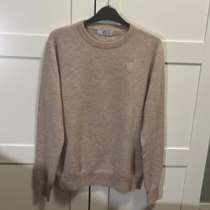Beige merinoulltröja från Bvaldi - Snygg beige tröja från Bvaldi i mjuk mix av 90% merinoull och 10% Kashmir. Rätt så ny och fräsch. 