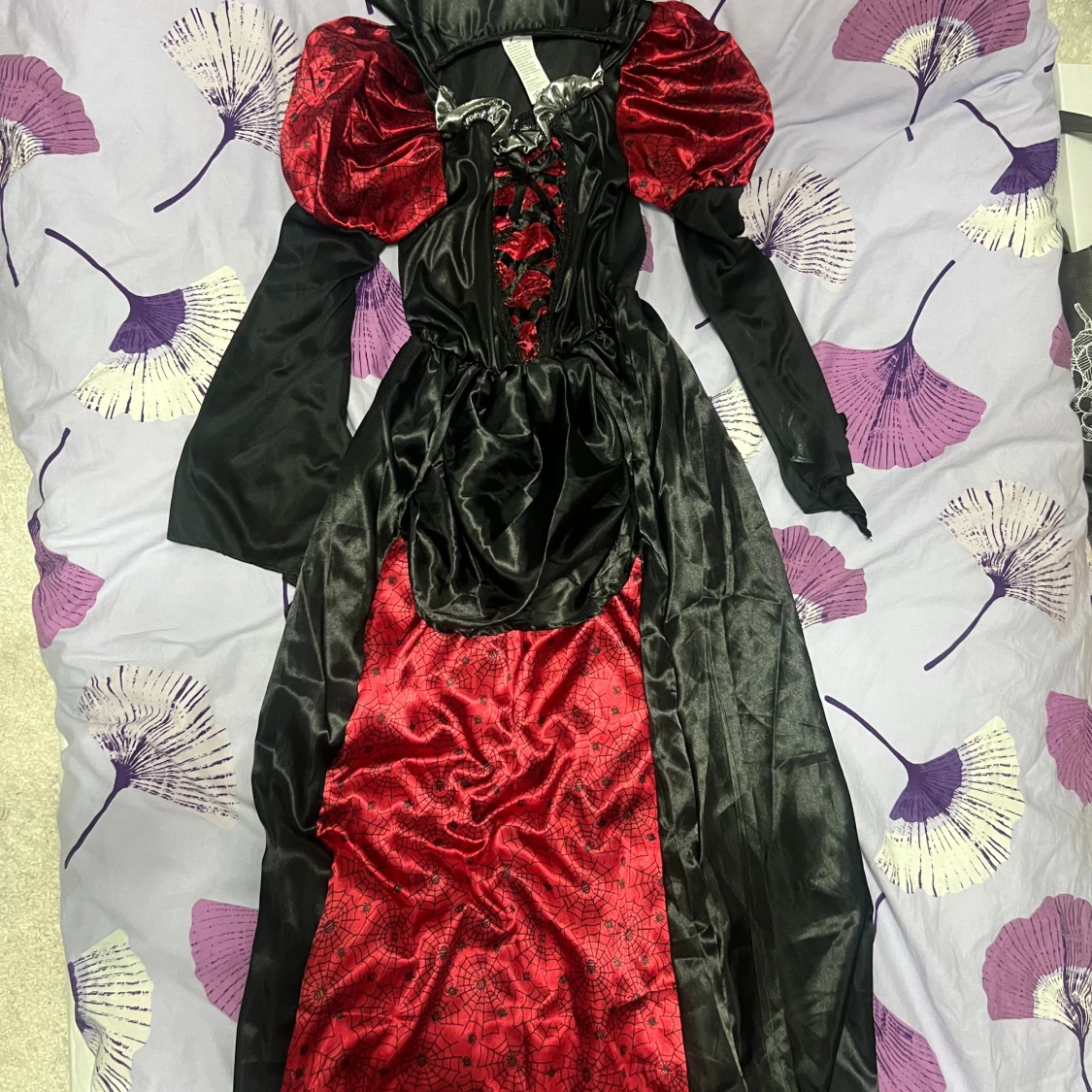 Svart och röd vampyrklänning med halsband