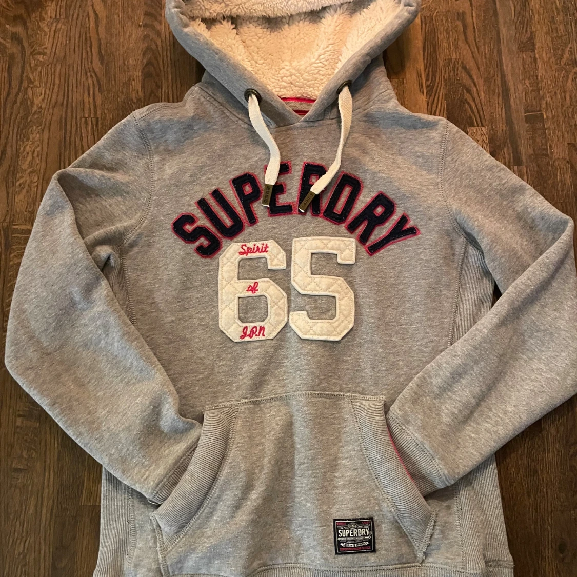 Grå Superdry hoodie med teddyfoder