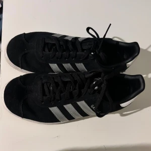 Adidas skor - Säljer mina adidas gazelle eftersom jag inte använder dem! Har endast använt tre till fyra gånger och sedan dess har de bara stått. De är i storlek 37 1/3 men skulle säga att de är som vanliga 37 i storleken. Snabb affär så kan jag sänka priset lite💗 Köpte dem för ungefär 1200kr? minns inte helt.