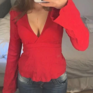 V ringad - röd v ringad tröja från gina tricot, som går att knyta både fram och bak. endast använd vid 1 tillfälle