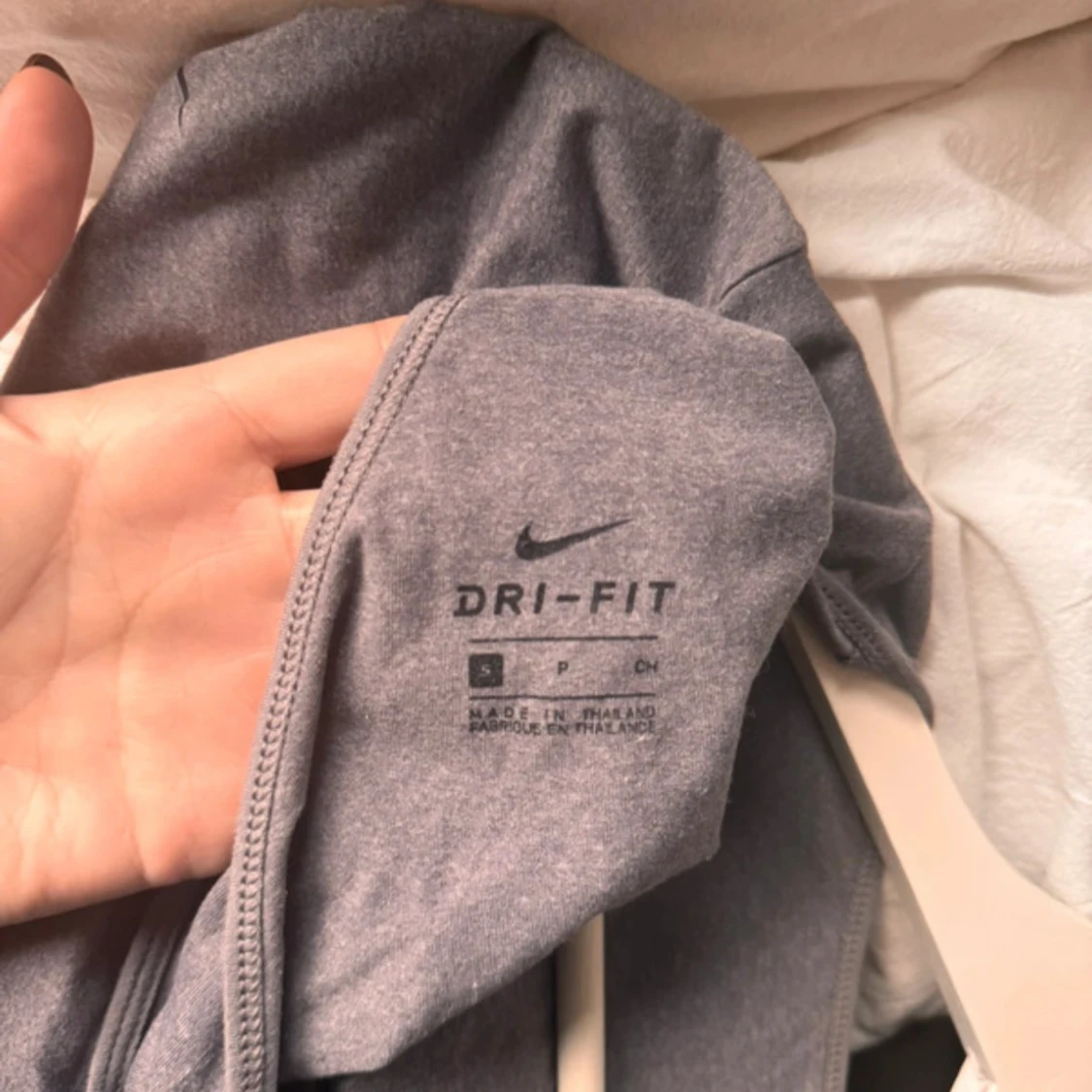 Grå långärmad träningströja från NIKE - 4