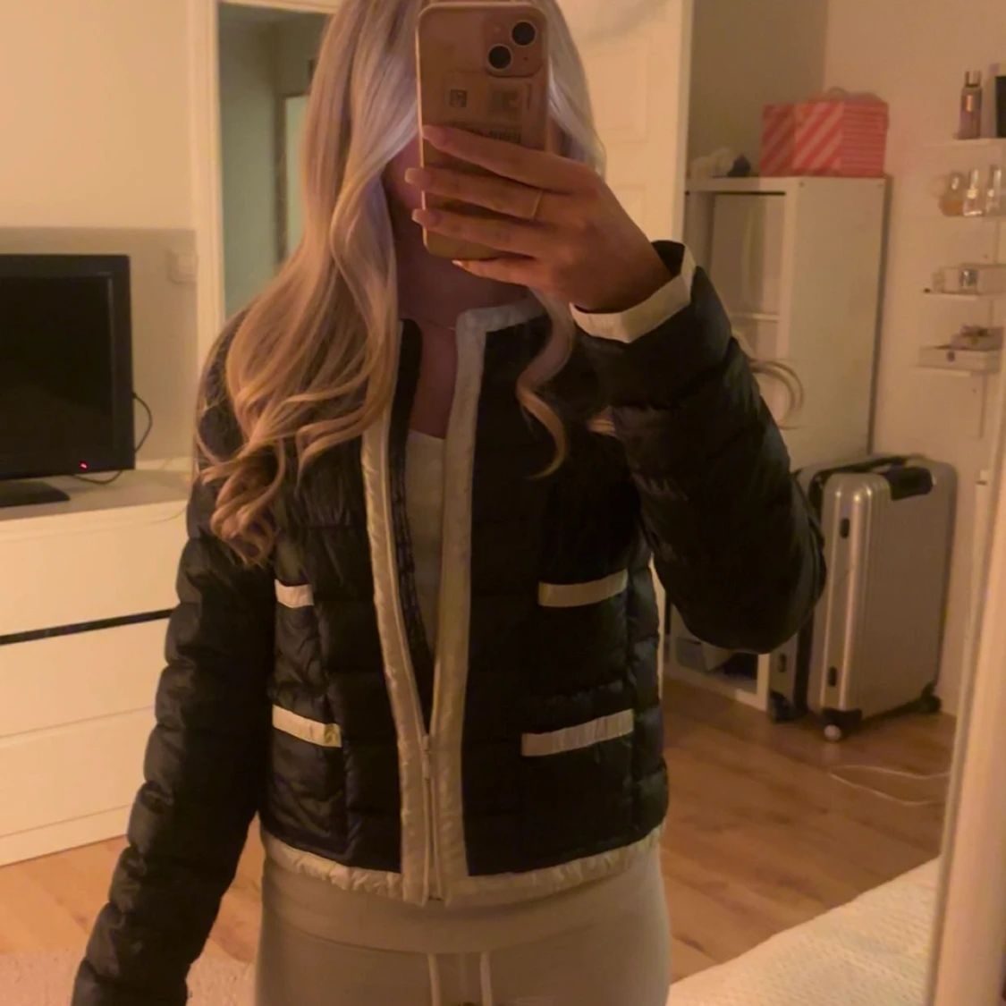 Svart jacka med vita detaljer - 3