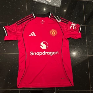 Ny man united tröja  - Nya tröjan i storlek S