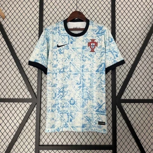 Portugal Nike blåvit fotbollströja - Portugal landslagströja från Nike med Dri-Fit material. Tröjan är vit med ljusblå abstrakt mönster, svart Nike-logga och Portugal-emblem på bröstet. Rund hals med svart kant och korta ärmar med svarta muddar.