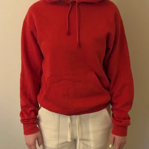 Röd hoodie  - En fin röd hoodie i storlek xxs. Tröjan är i väldigt bra skick och använd fåtal gånger. Hör av dig vid frågor eller andra funderingar. 💗