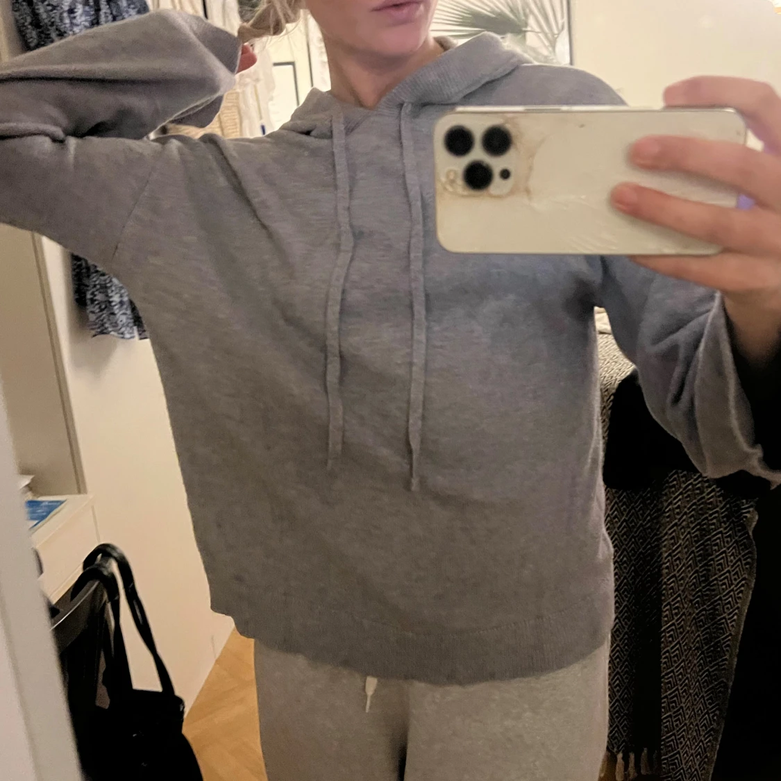 Grå stickad hoodie  - 1