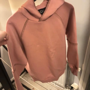 Uggs hoodie - Super söt ugg hoodie i storlek xs i ny sick alltså aldrig använd, ny pris 2000 säljer för endast 799 men pris kan diskuteras vid snabb affär 