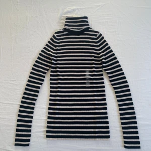 Helt ny Uniqlo tröja i 100 % merinoull, storlek XS - Tillverkad av lätt, mjuk och andningsbar merinoull som värmer utan att kännas tung. Bekväm passform och elegant stil – perfekt för vardagsbruk. I mycket fint skick, inget fel.