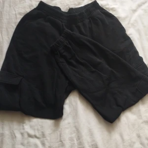 Ett par mjukisbyxor  - Ett par svarta mjukisbyxor från H&M i storlek S. Med två fickor på benen på vardera sida 