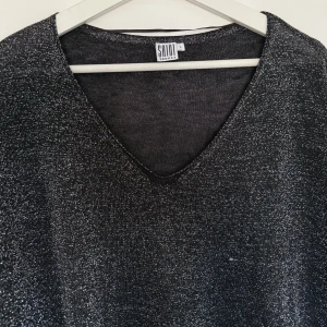 Glittrig tröja - Glittrig v-ringad tröja storlek L