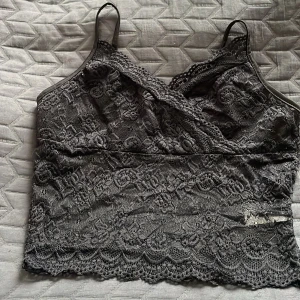 Svart spetslinnetopp från SHEIN XS - Säljer en svart croppad linne-topp från SHEIN i storlek XS. Som ny💗
