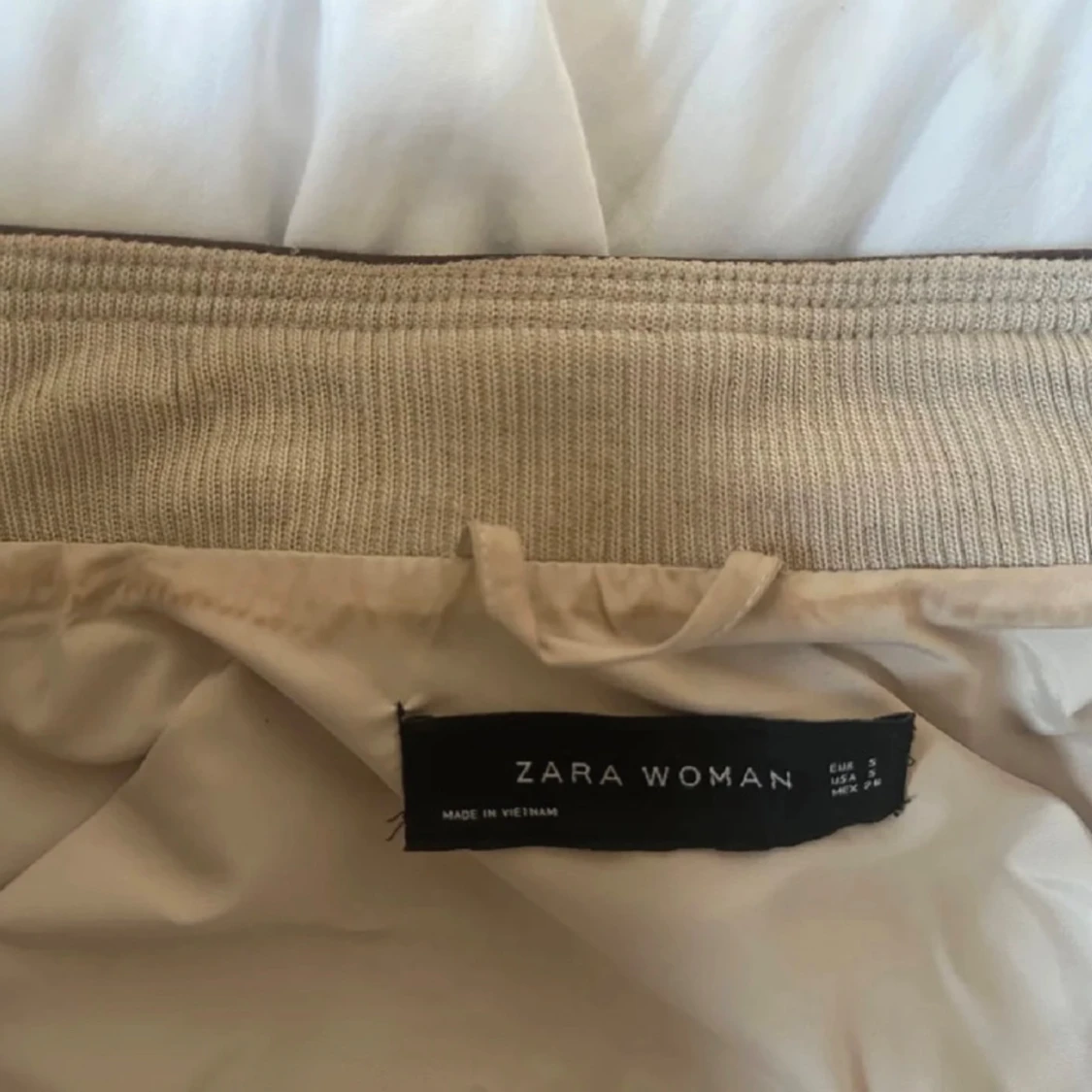 Beige quiltad jacka från Zara - 4