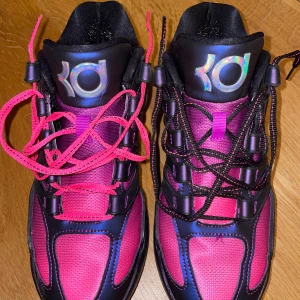 KD18 ”Unfinished” - Köpta från nike hemsidan, nypris 1949 men priset är förhandlingsbart! Använda på cirka 5 träningar och säljs på grund av att dem är för små. Jag rekommenderar starkt, skon har väldigt bra prestation. Skorna har inga defekter och säljs med två olika färger på skosnörerna. Otginal kartong i perfekt skick ingår. 