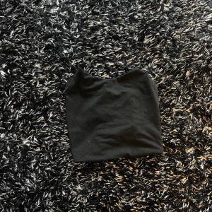 Svart tubtopp eller linne med snörning  - Säljer en svart tubtopp och eller linne från Shein i storlek s. Toppen har öppen rygg med snörning. Som ny💗