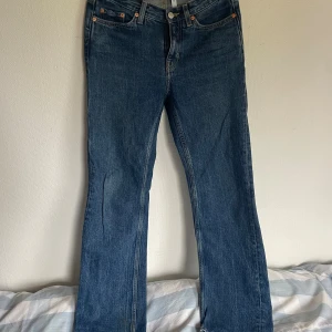 Weekday blåa jeans raka Twig modell  - Klassiska blå Levi's 517 jeans med bootcut passform. Jeansen har fem fickor, orangea nitar och är tillverkade i slitstarkt denim. Perfekta för dig som gillar en tidlös och avslappnad stil.
