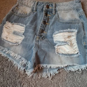 Jeansshorts  - Säljer dessa oanvända jeansshorts då de inte har kommit till användning🩷