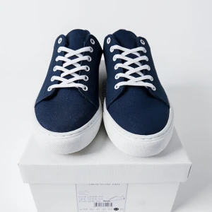 These Glory Days skor  - Ett par marinblåa sneakers från Volt i storlek 44. Helt nya, aldrig använda! Kartong följer givetvis med. Hör av dig vid frågor eller funderingar :) 