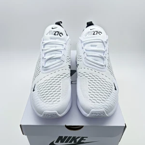 Nike Air Max 270 - Vit - Ett par feta Nike Air Max 270 i storlek 44.5. Otroligt sköna skor som man ej kan gå fel med. Helt nya, aldrig använda! Hör av dig vid frågor/funderingar. 