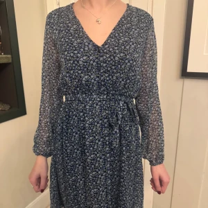 Blommig klänning  - Söt sommarklänning me blommigt mönster. Inga defekter och prislappen sitter kvar, alltså inte använd. Kontakta vid frågor 💞