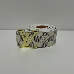 Lv Bälte - Hejsan, säljer ett helt nytt bälte aldrig tidigare använd. Storlek 110cm. Postar alltid inom 24h efter köpet. Skriv gärna om du har fler frågor.