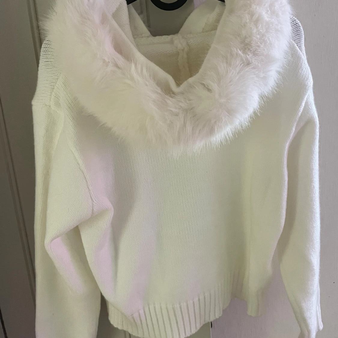 Vit hoodie med fuskpäls och dragkedja - 1