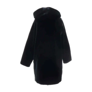 Svart pälsjacka med huva strl 38/40 - Snygg svart pälsjacka med huva och långärmad design. Jackan har en rak och loose passform som ger en chill vibe. Perfekt för kalla dagar när du vill vara både varm och stilren. Materialet är mjukt och fluffigt, vilket gör den extra mysig.