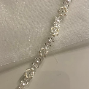 Armband - Handgjort armband med en förlängningskedja på ca 5cm och en karbinhake så man själv ska kunna justera🩷