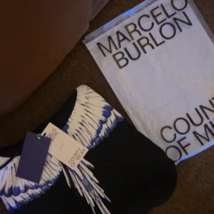 Marcelo Burlon Svart/Ljusblå - Marcelo burlon hoodie i storlek M. Helt oanvänd säljer då den va för stor. Tröja, Påse och tags medföljer. 