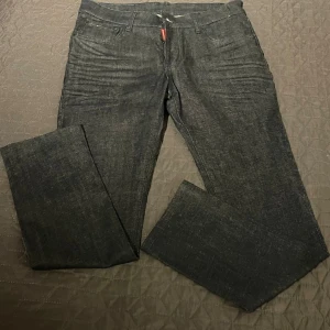 Mörkblåa jeans från Dsquared2, stl 52 - Snygga mörkblåa jeans från Dsquared2 i klassisk femficksmodell. Jeansen har raka ben och normal passform, tillverkade i ett slitstarkt bomullstyg med diskret tvättad look. Perfekta för dig som gillar stilrena och tidlösa jeans med exklusiv känsla. (Köpte dom på marketplace vet dock om dom äkta därav priset) 