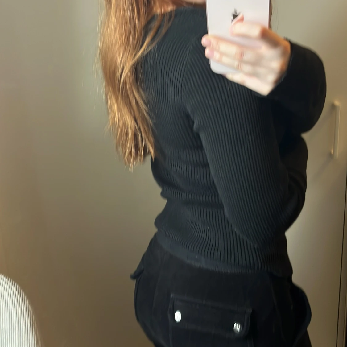 Svart ribbad långärmad tröja - 2