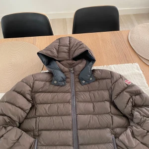 Colmar jacka  - Tjena säljer denna colmar jackan i storlek small. Den är i bra skick men har små fläckar som enkelt går bort k tvätten. Annars i bra skick. Färgen är brun men kan mer uppfattas som en mörkgrön, hör av er vid frågor eller funderingar priset går att diskutera!