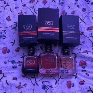 Emporio Armani Stronger With You trio - Tre olika varianter av Emporio Armani Stronger With You: Absolutely 50 ml (25 ml kvar), Intensely 100 ml (70 ml kvar) och originalet 50 ml (30ml kvar). Snygga flaskor som passar perfekt för dig som vill ha flera alternativ från samma populära serie.