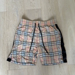 Burberry shorts - Säljer mina gamla burberry shorts som jag har haft ett bra tag nu köpte för ungefär 3 år sen för 1250kr och dom är väldigt använda och slitna men dom funkar fortfarande skulle säga att skicket är 5/10