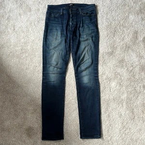 Neuw jeans - Snygga och otroligt bekväma mörkblå jeans från Neuw med klassisk femficksdesign och snygg tvätt. Modellen heter ”Hell” och är en slim passform i storlek 30/32. Perfekta för dig som gillar en stilren och modern look. På sista bilden så kan man se att sömmarna har gått upp på högra fickan längst ner och sömmarna har också gått upp på vänstra fickan men syns inte och påverkar ej användningen. Skriv vid minsta intresse! Mvh DC 🔹