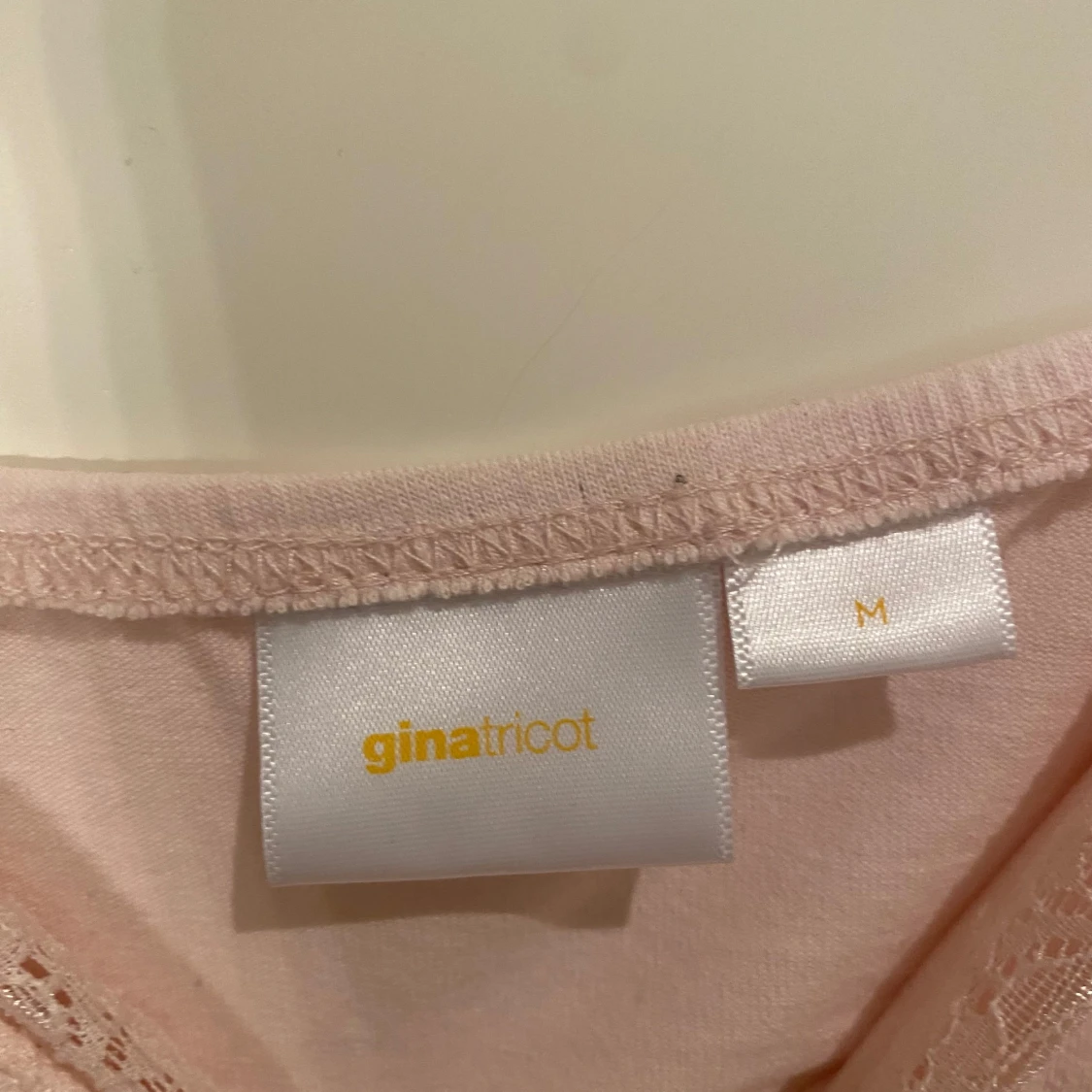 Ljusrosa linnetopp med spets Gina Tricot - 1