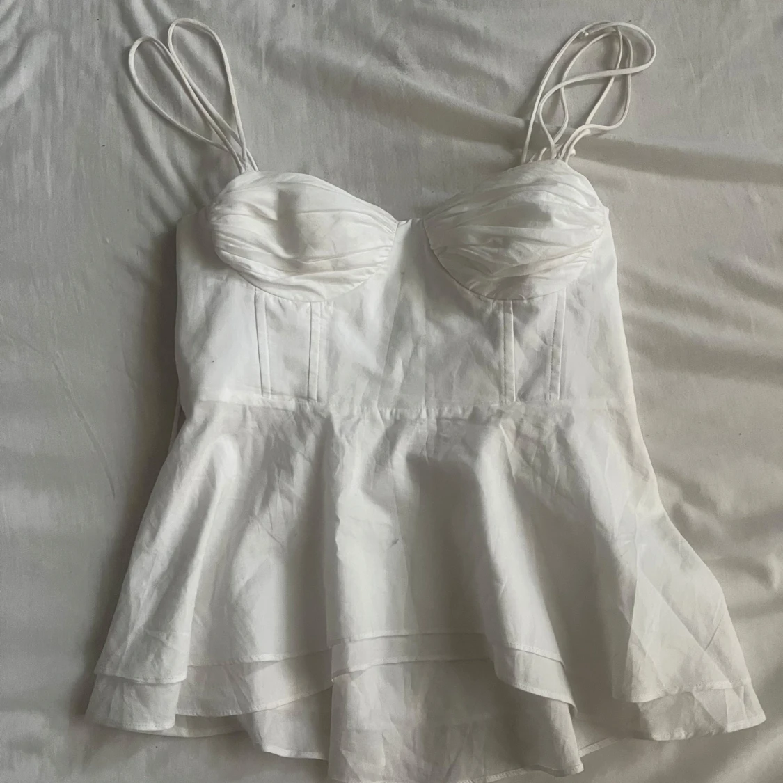 Vit linnetopp med tunna axelband - 1