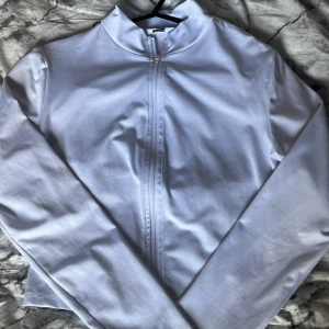 Vit ziptröja  - Vit långärmad ziptröja med liten krage, passar till allt och passar perfekt som en kofta att ha på våren. 