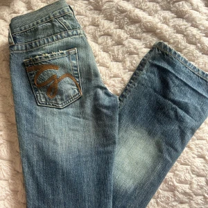 Lågmidjade jeans - Midjemått: 36-37cm. Innerbenslängd: 84cm. Grenhöjd: 17cm💕 skriv vid funderingar!!