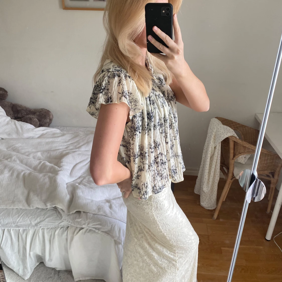 Blommig plisserad blus i vitt och svart - 1