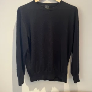 Svart kashmirtröja från Cashmere.ch - En stilren svart tröja i mjuk kashmir från Cashmere.ch. Klassisk rund halsringning, ribbade muddar och lång ärm. Perfekt för dig som gillar en enkel och tidlös look med lyxig känsla. Passar dig som vill ha en skön och snygg tröja till höst och vinter. Tröjan har inga defekter och är bara använd några enstaka gånger. Hör av er om ni har några frågor och pris kan diskuteras vid snabb affär