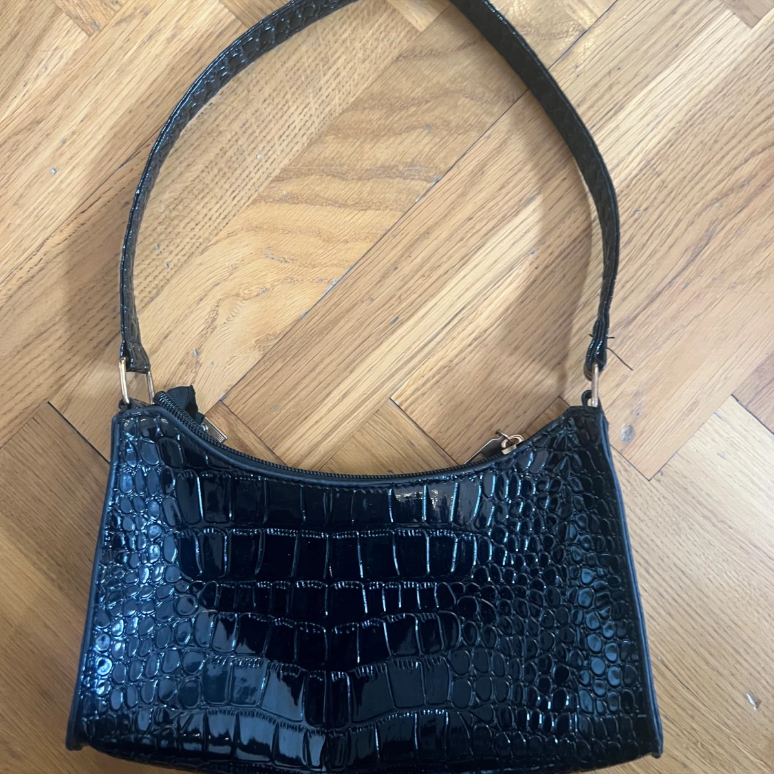 Svart axelväska i croco-imitation