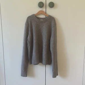 Grå stickad tröja från H&M - Mysig grå stickad tröja från H&M i storlek M. Tröjan har använts 1 gång och har noll tecken på användning🧚‍♀️Använd gärna köp nu💕Nypris 399, pris går att diskutera🌺